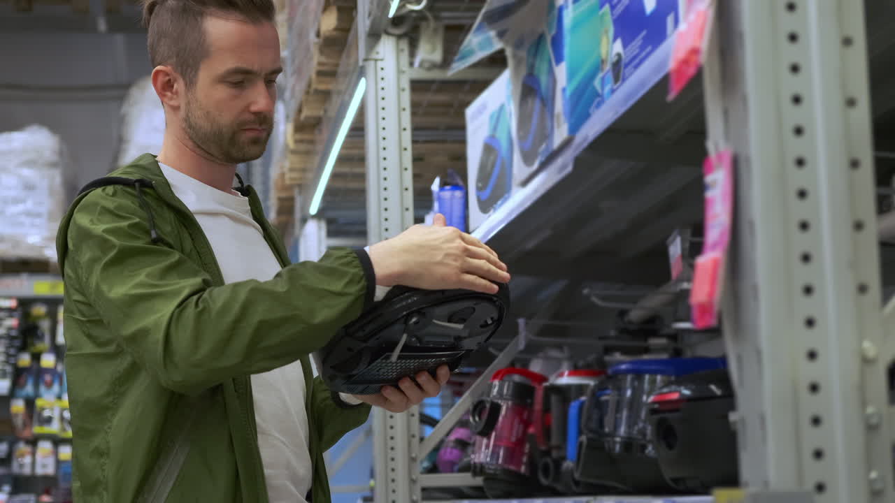 hombre comprando un robot aspirador