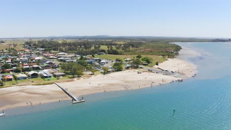 Kleine-Gemeinde-Am-Strand-An-Einem-Sonnigen-Tag