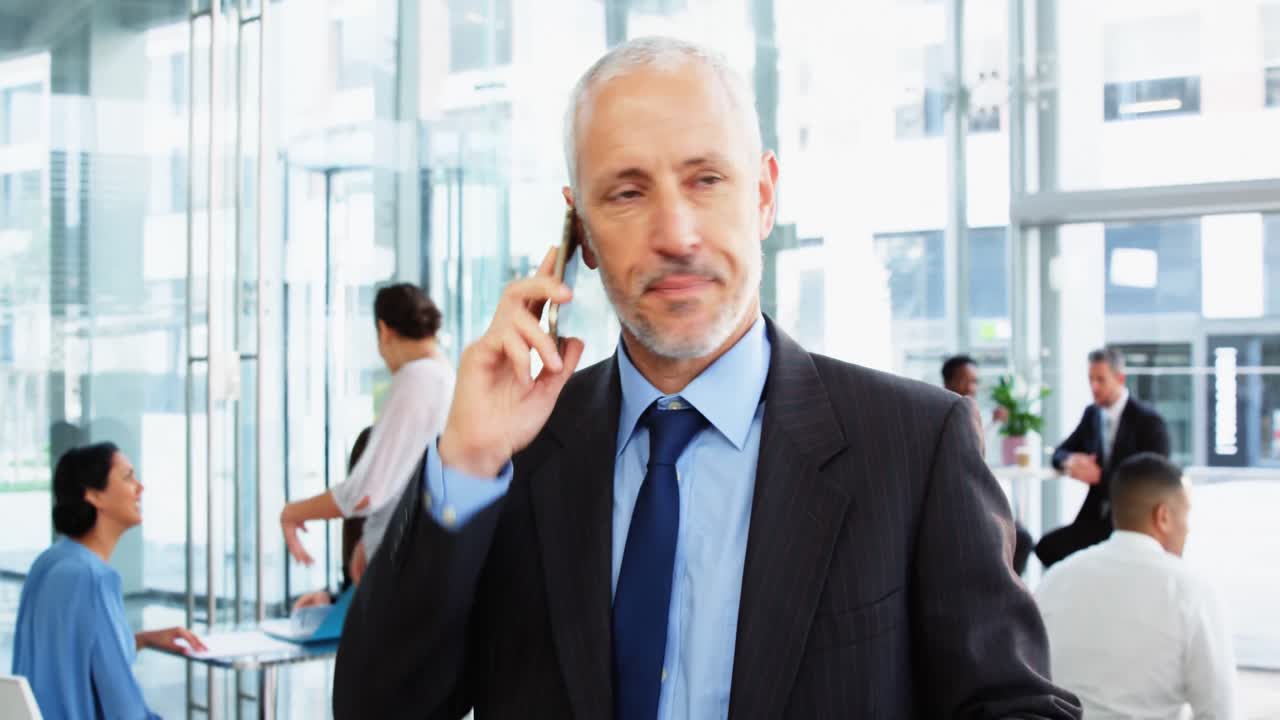 Forretningsmand taler i mobiltelefon