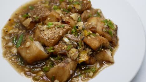 Nahaufnahmen-Von-Frittiertem-Wolfsbarsch,-Gebraten-Mit-Chili-Knoblauch-Sauce,-Scharfes-Und-Würziges-Thailändisches-Gericht