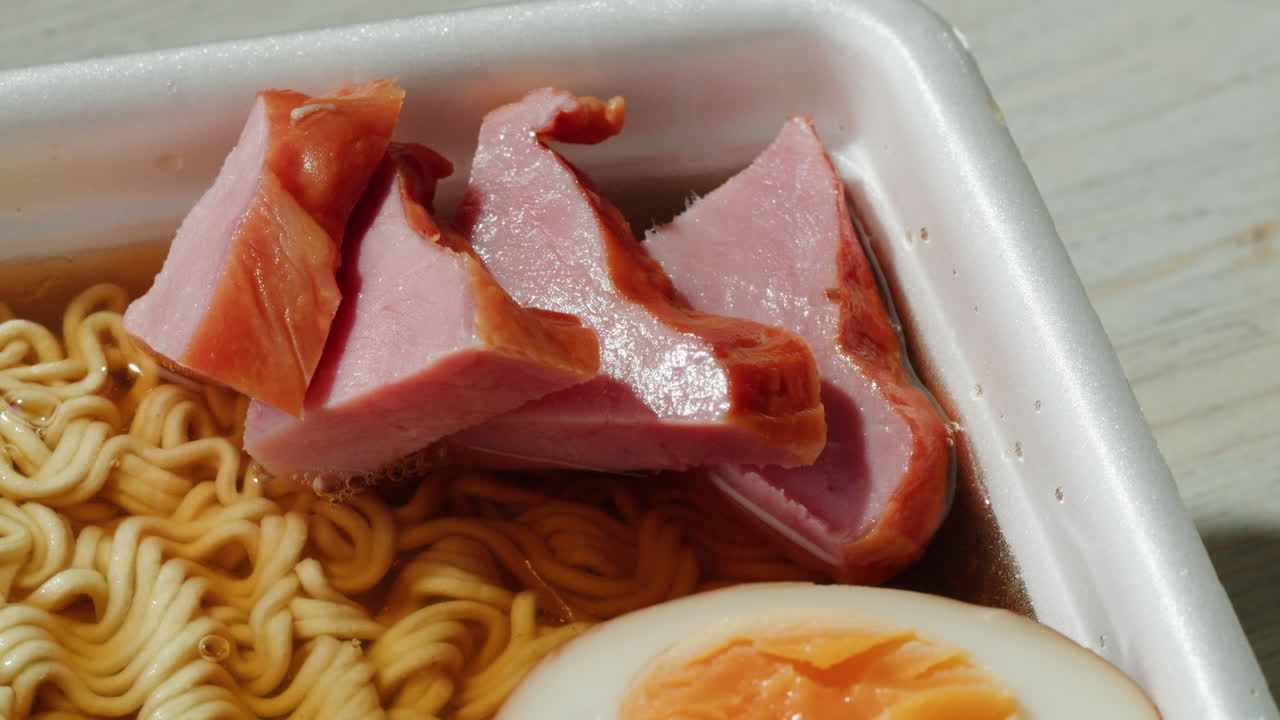 라멘 그에서 햄 조각을 손으로 뽑는 것