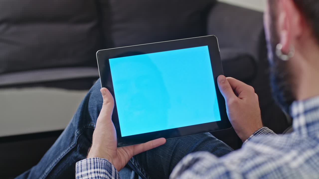 hombre con una tableta digital con pantalla azul