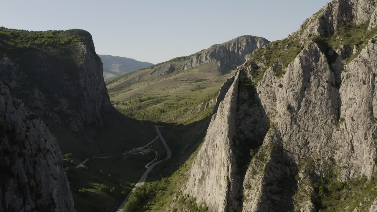 las majestuosas montañas de piedra caliza de la reserva natural de cheile valisoarei en rumania