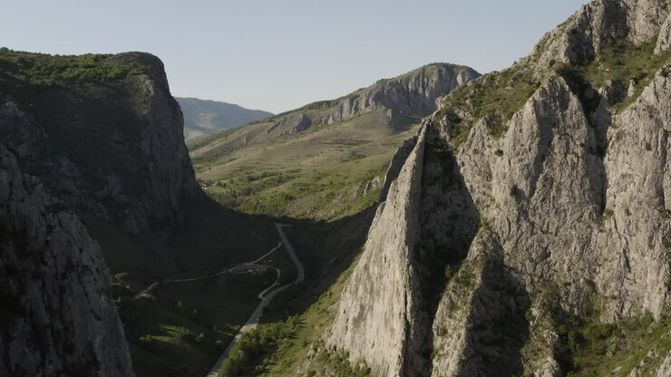 Majestosas Montanhas de Calcário na Reserva Natural Cheile Valisoarei na Romênia.