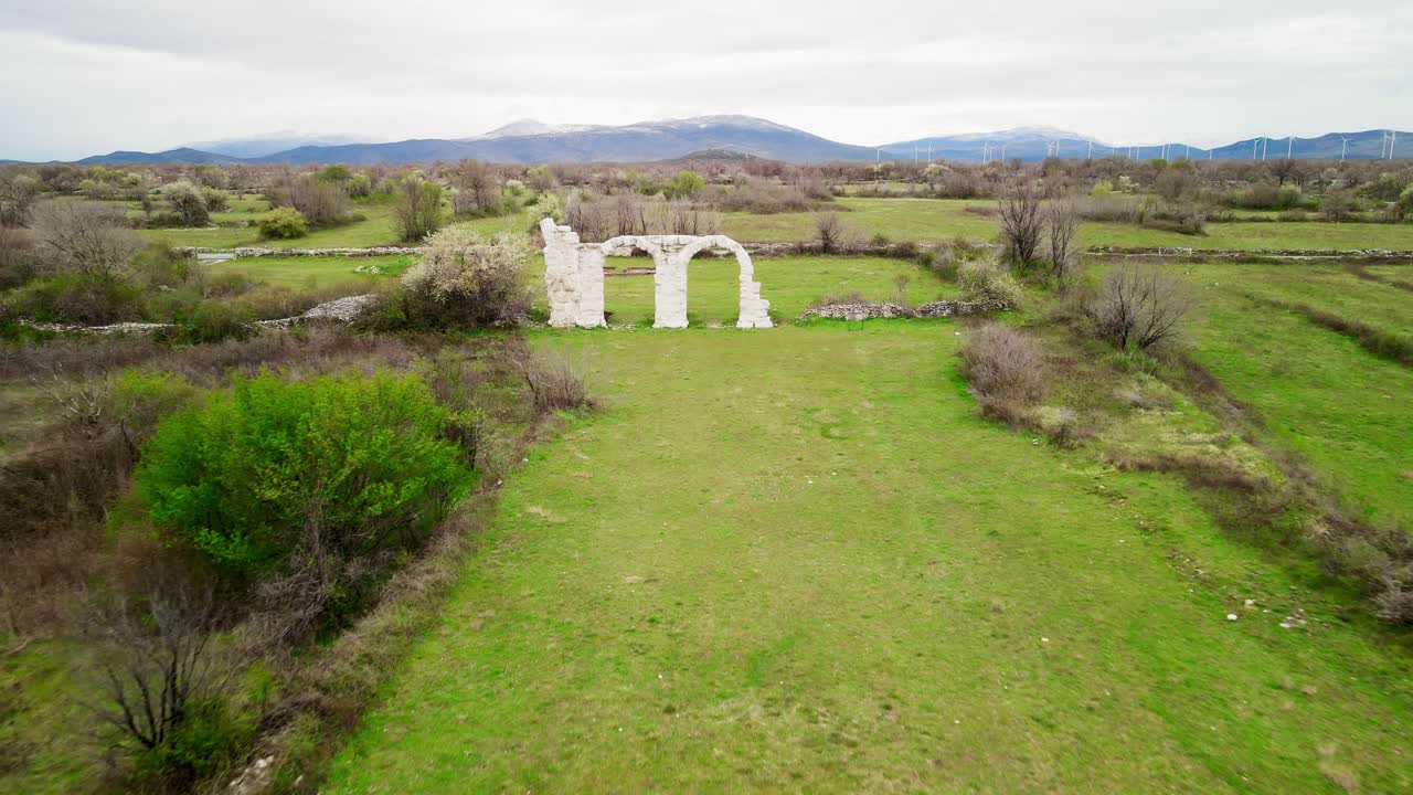 un lento y suave empuje aéreo hacia los arcos de piedra de las antiguas ruinas de burnum, un sitio arqueológico que solía ser un campamento de la legión romana y una ciudad cerca del parque nacional krka en dalmacia, croacia