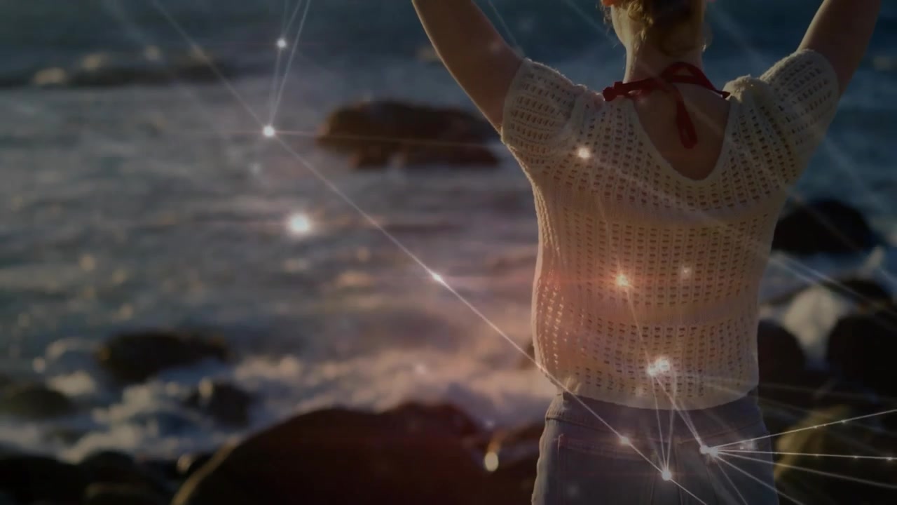 Mujer pisando rocas al atardecer, iniciando una superposición de red digital con agua pulsante como efecto tecnológico.