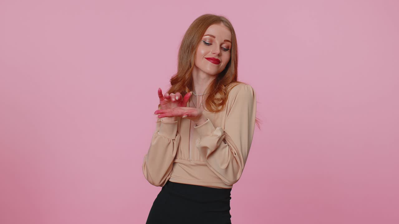 부유한 소녀는 돈을 비하거나 던지는 것을 보여줍니다. 손의 몸짓, 더 많은, 큰 수익을 꿈꾸는 것.