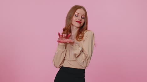 chica rica mostrando desperdicio o tirando dinero alrededor gesto de la mano, más propinas soñando con grandes ganancias