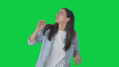 chica india perturbada volando una pantalla verde de abeja