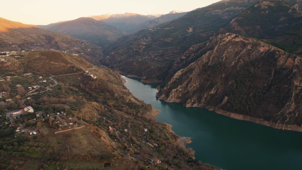 Vista a volo d'uccello sull'inizio del bacino idrico dei Canales e sulle alte montagne nelle Sierras di Güéjar in Spagna.