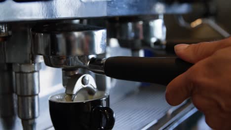 Close-up-of-waiter-is-preparing-a-drink