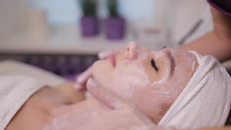 mujer recibiendo un tratamiento facial