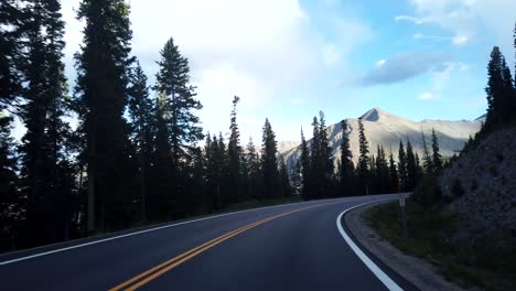 Imágenes-Pov-De-Conducción-En-Las-Montañas-Rocosas-De-Colorado