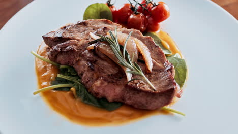 filete con verduras en un plato