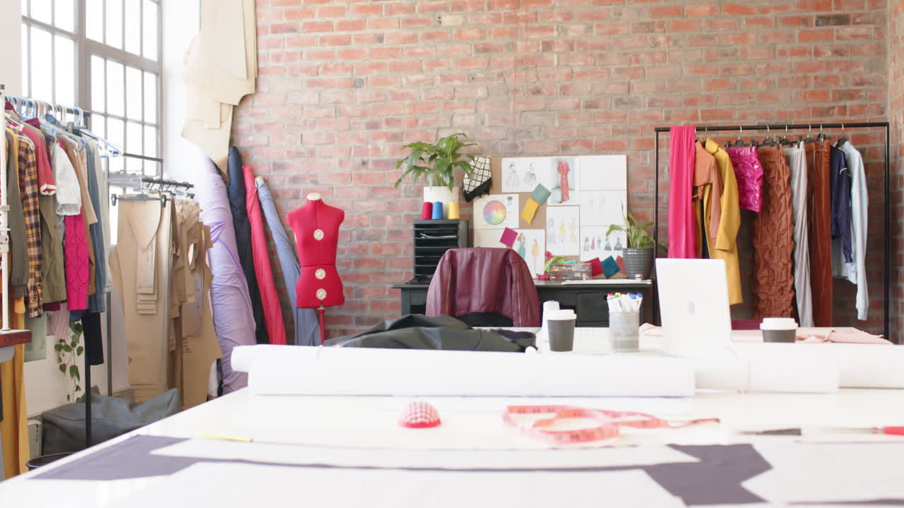 밝은 패션 스튜디오의 인테리어, 느린 모션