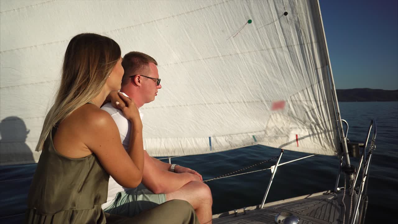 요트 를 타고 항해 하는 부부