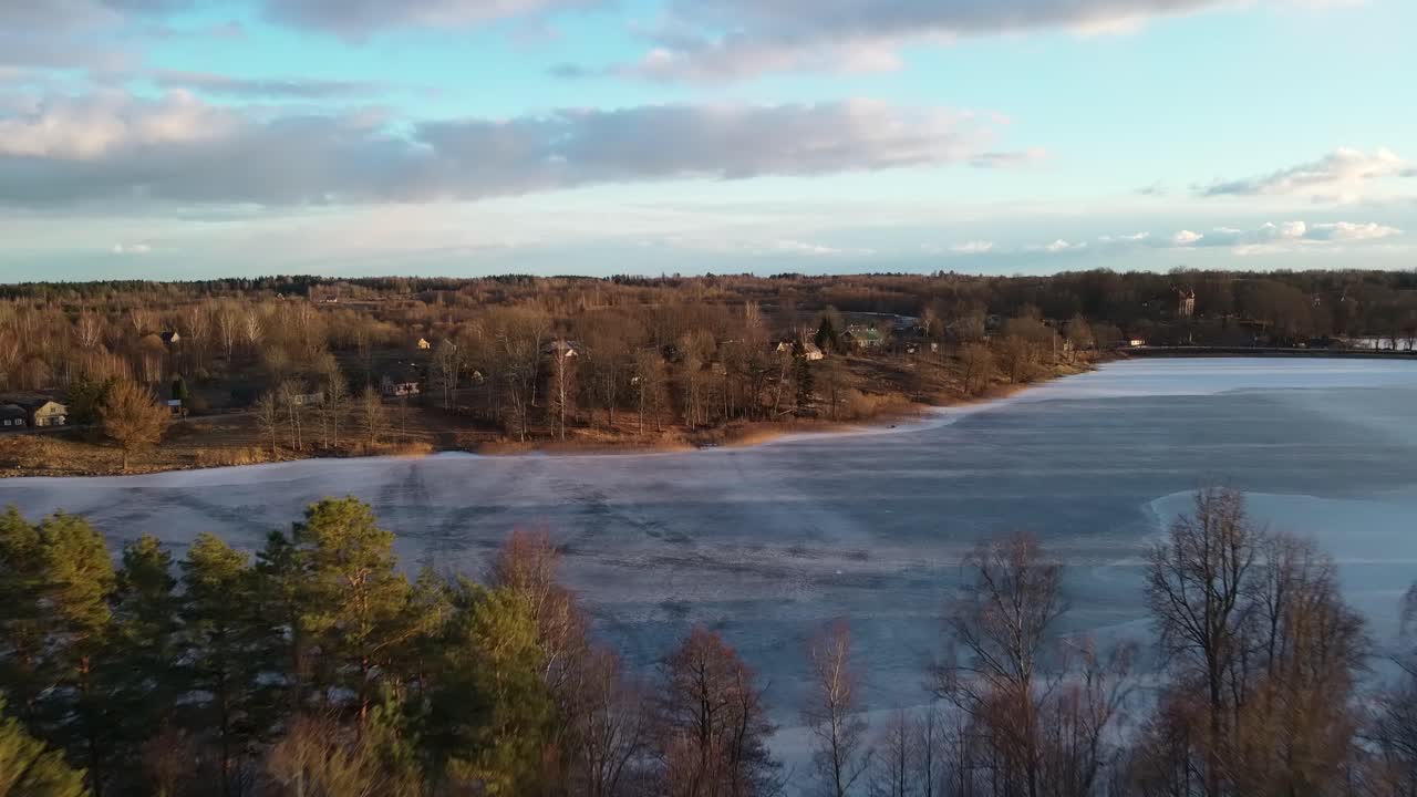 화창한 저녁에 봄 호수 풍경과 작은 마을의 공중 전망