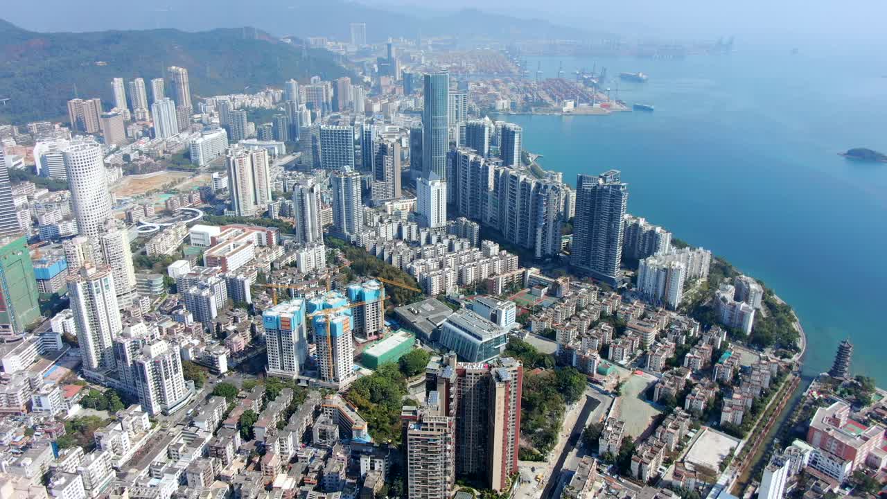 lapso de tiempo aéreo sobre la costa de shenzhen en un hermoso día claro