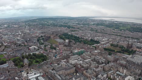 Dolly-Forward-Drohne-Schoss-Von-Süden-Auf-Edinburgh-Castle-Zu