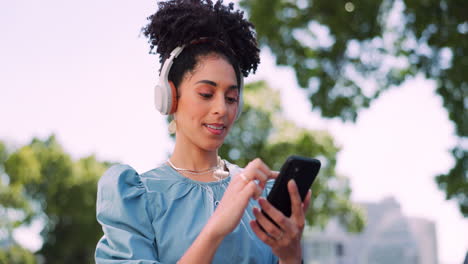 Black-woman,-smartphone-and-headphones