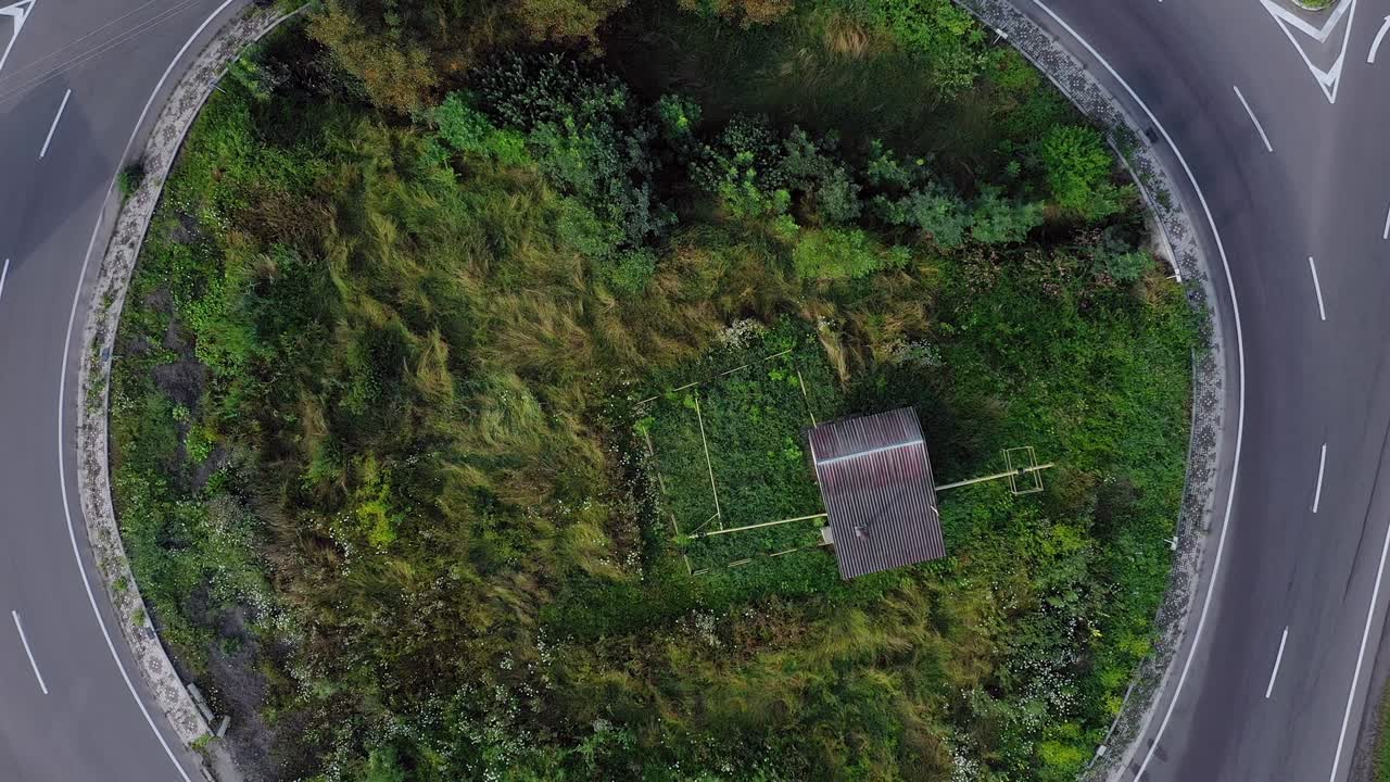 el tráfico de automóviles y camiones en la carretera de circunvalación, vista aérea de arriba