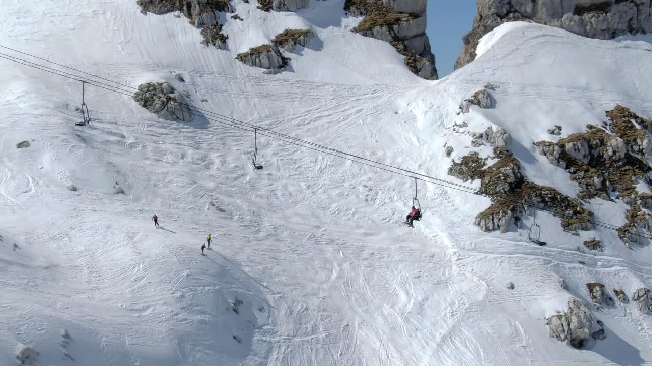 스키 리프트와 스키 슬로프