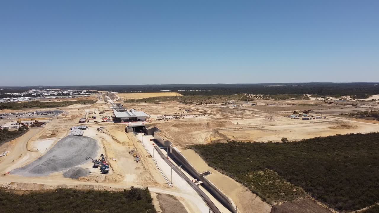 vista aérea de la nueva estación de tren de alkimos en construcción, perth