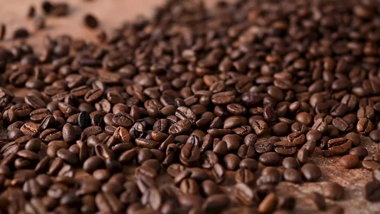 Chicchi di caffè che cadono su sfondo marrone arrugginito