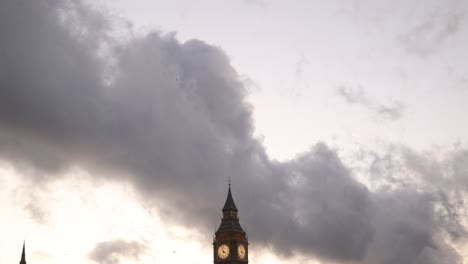 silueta de la torre del reloj big ben al anochecer en la ciudad de londres, reino unido, gran bretaña