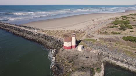 Beautiful-4k-descending-aerial-of-Coquille-River-Lighthouse-Bandon,-Oregon-with-stunning-view-of-beach