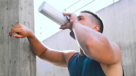 Atleta-Cansado-Bebiendo-Agua-De-Una-Botella.Concepto-De-Fitness,-Deporte-Y-Personas.-Joven-Cansado-Bebiendo-Agua-De-Una-Botella.