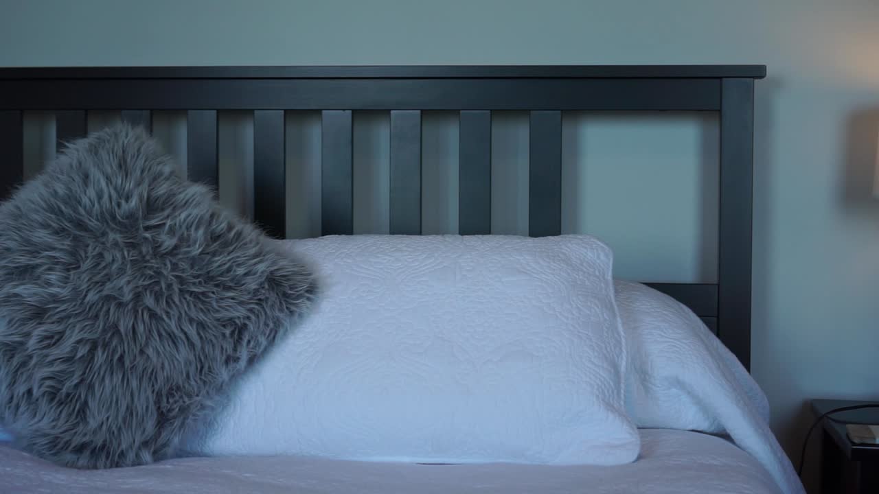 slowmo - 럭셔리하고 현대적인 부티크 호텔 객실 더블 퀸 사이즈 침대 회전 전망 - 클로즈업