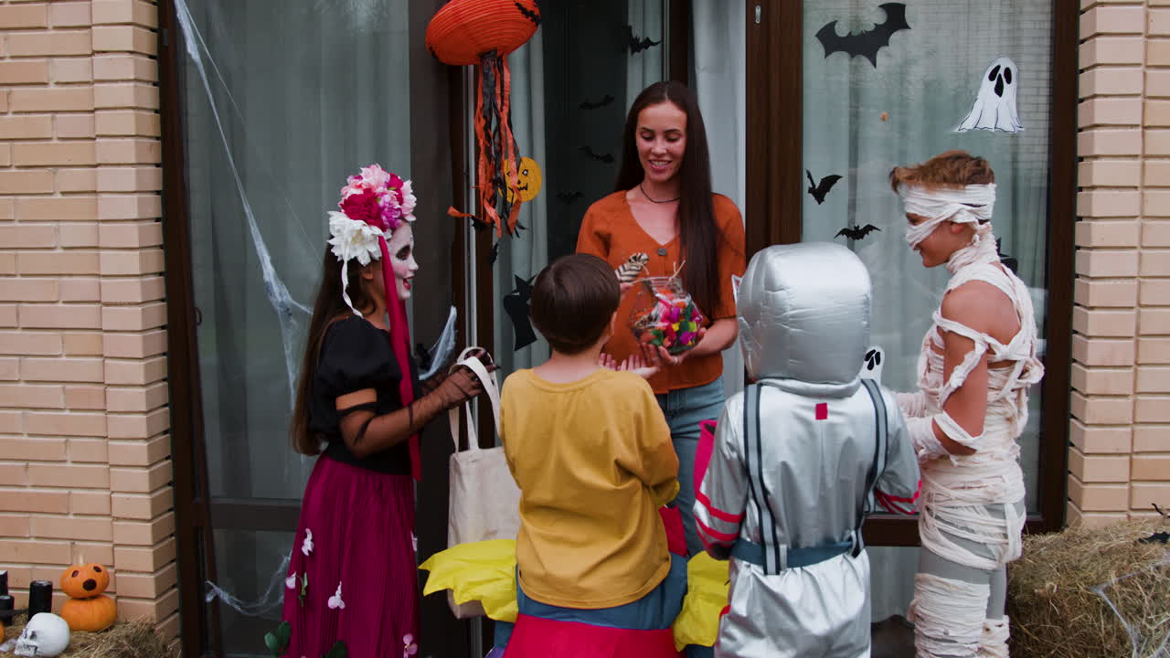 할로윈을 축하하는 사람들