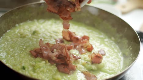 Mujer-De-Cultivo-Agregando-Tocino-En-Una-Sartén-Con-Arroz