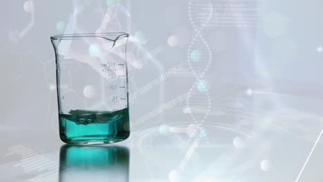 animación de la cadena de adn y procesamiento de datos sobre un vaso con líquido