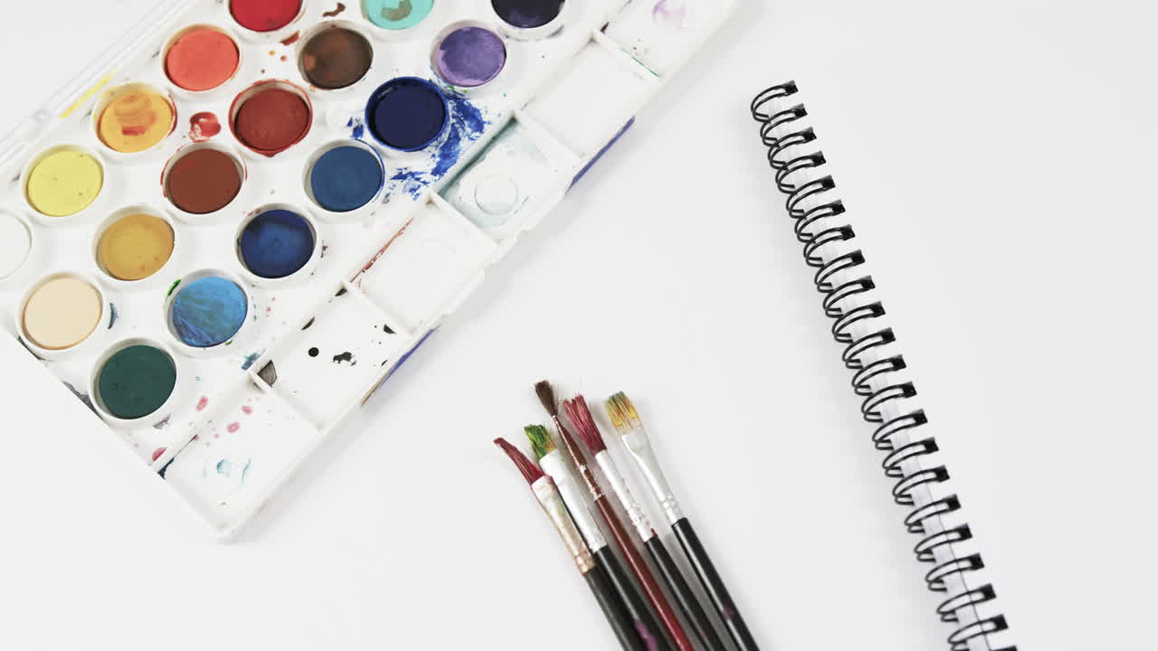 백색 배경 에 있는 노트북, 페인트, 브러시 의 클로즈업, 슬로우 모션