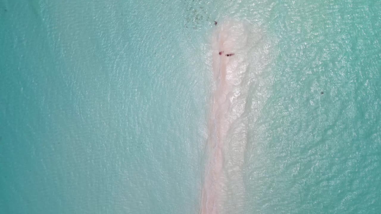 las fascinantes olas del océano chocan y la carne en el pico de arena en el océano tropical