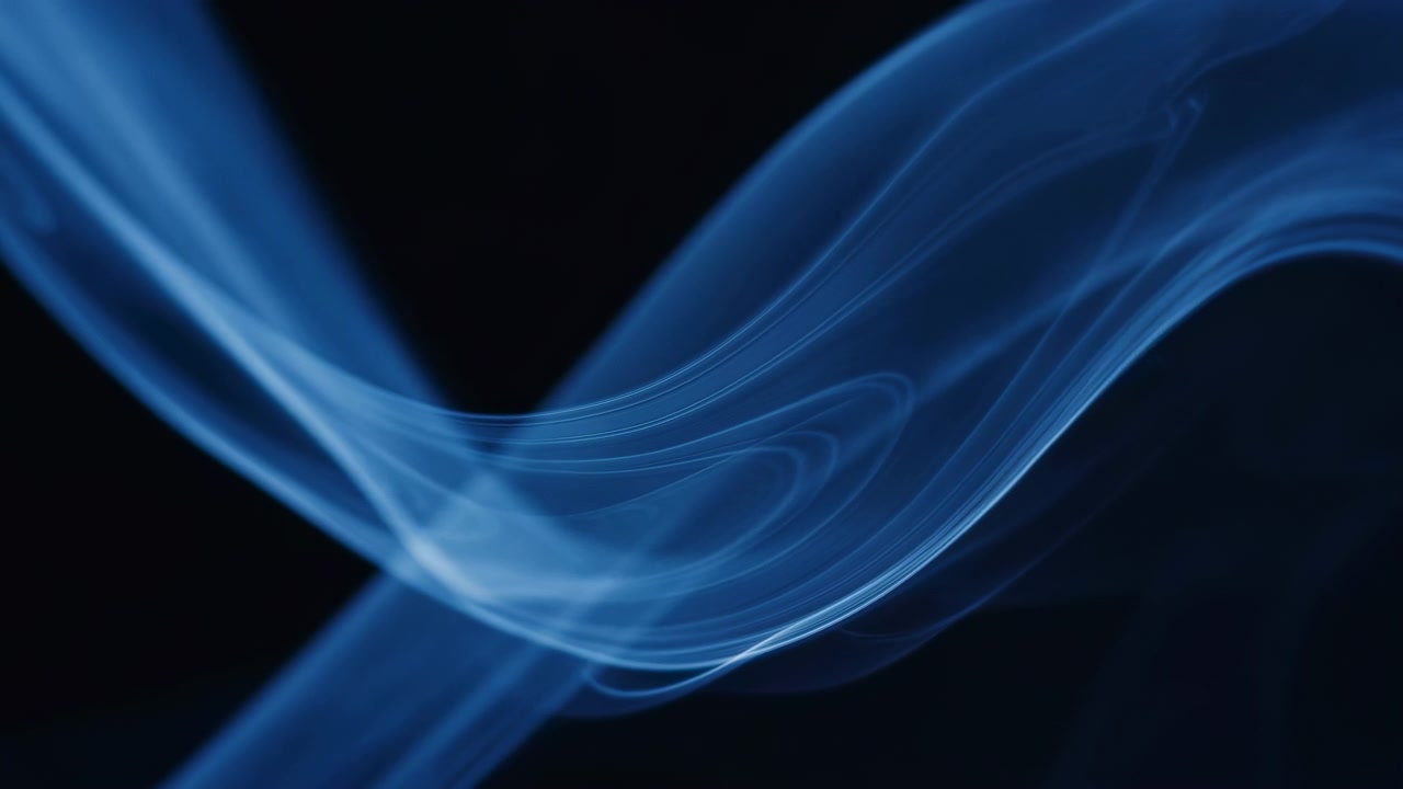 Semi-transparente blå røg-lignende bånd flyder hen over en dybsort baggrund, der danner yndefulde S-kurvebånd med blød overlapning, lagdelt glød, jævn kontrast og atmosfærisk abstrakt bevægelse