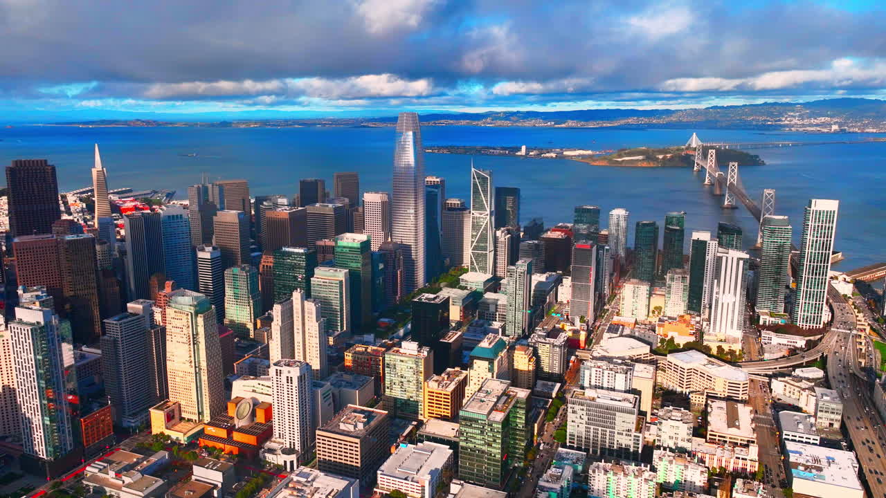 Salesforce Tower i okoliczne drapacze chmur w dzielnicy finansowej z mostem Bay Bridge i wyspą Yerba Buena. Panorama centrum San Francisco