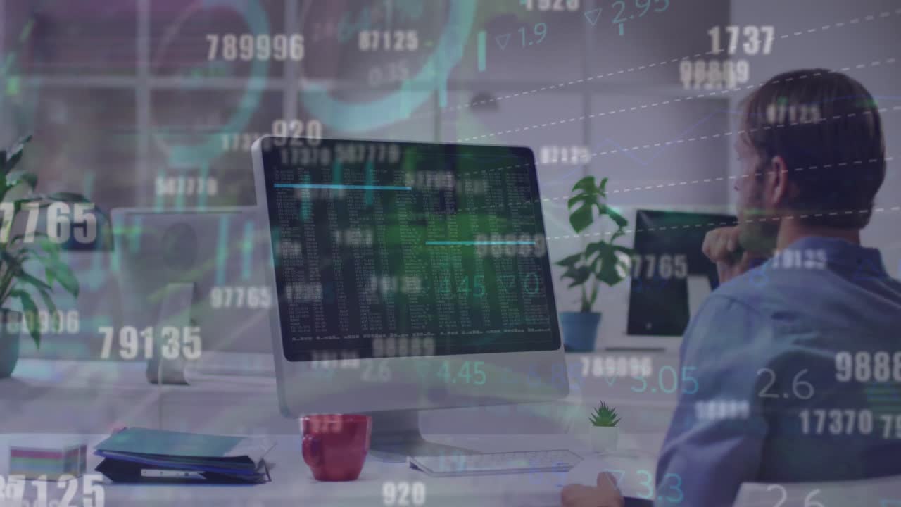 procesamiento de datos sobre hombre de negocios caucásico casual sentado en computadoras en escritorios en la oficina.