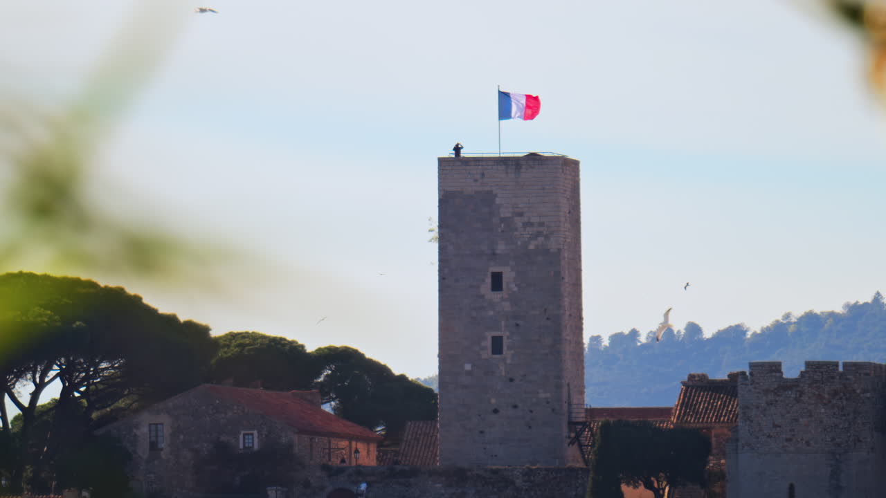 Vista distante del Museo Goya a Castres, in Francia, con la bandiera francese sulla cima