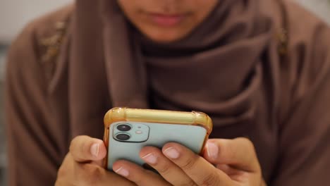 Nahaufnahme-Einer-Frau,-Die-Ihr-Smartphone-In-Der-Hand-Hält