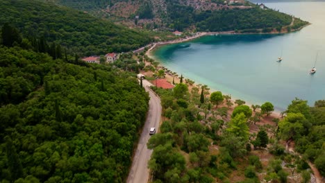 una toma aérea cinematográfica de la isla de ítaca en grecia