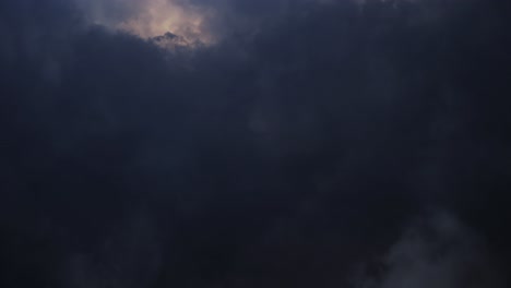 tormentas eléctricas que ocurren dentro de las nubes oscuras cumulonimbus