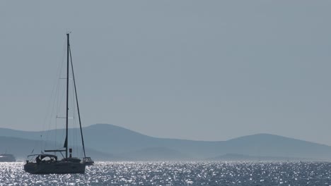 Segelboot,-Das-Durch-Das-Schimmernde-Meer-Fährt