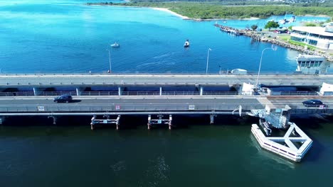 Paisaje-De-Automóviles-Viajando-Sobre-El-Puente-Del-Canal-De-Swansea-Entrada-Lago-Río-Muelle-Muelle-Ciudad-Principal-Belmont-Australia-Drone-Viaje-Aéreo-Transporte