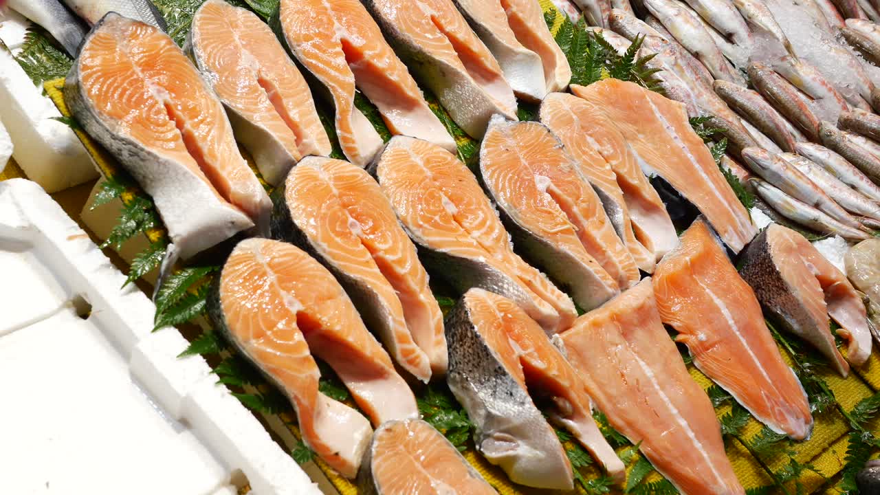 rebanadas de salmón fresco en un mercado de pescado