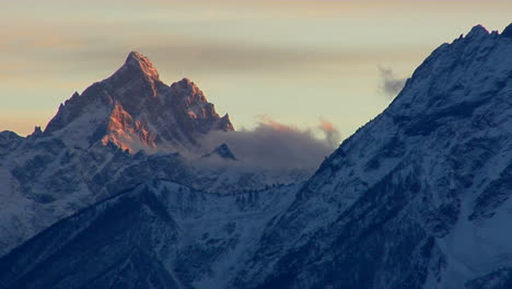 La-Luz-Del-Sol-Brilla-En-Los-Picos-De-Un-Paso-De-Montaña-En-Los-Grandes-Tetons