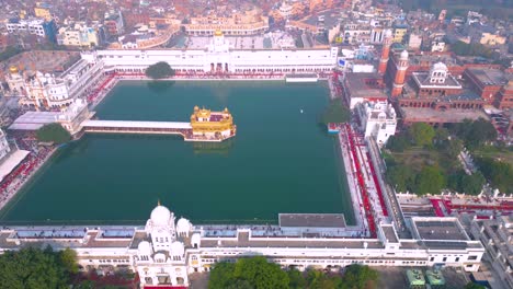 Der-Goldene-Tempel,-Auch-Bekannt-Als-Harimandir-Sahib,-Luftaufnahme-Von-DJI-Mini3Pro-Drone