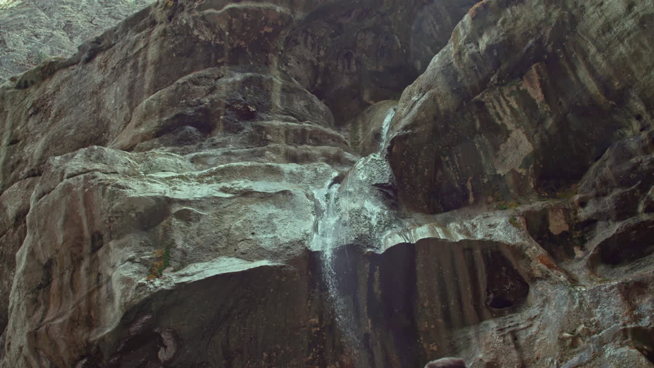 바위 캐니언 에 있는 폭포 앞 에 서 있는 사람